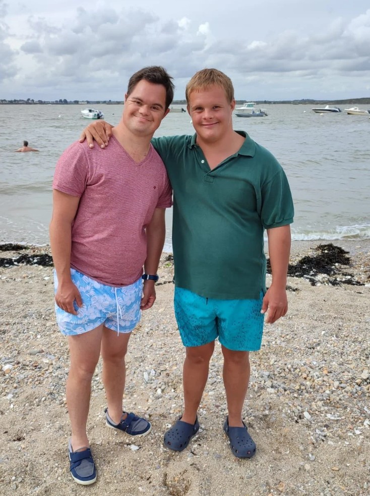 Deux amis heureux sur la plage